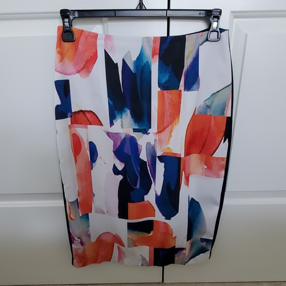 Ladies skirt, size 8, patterned front, solid back